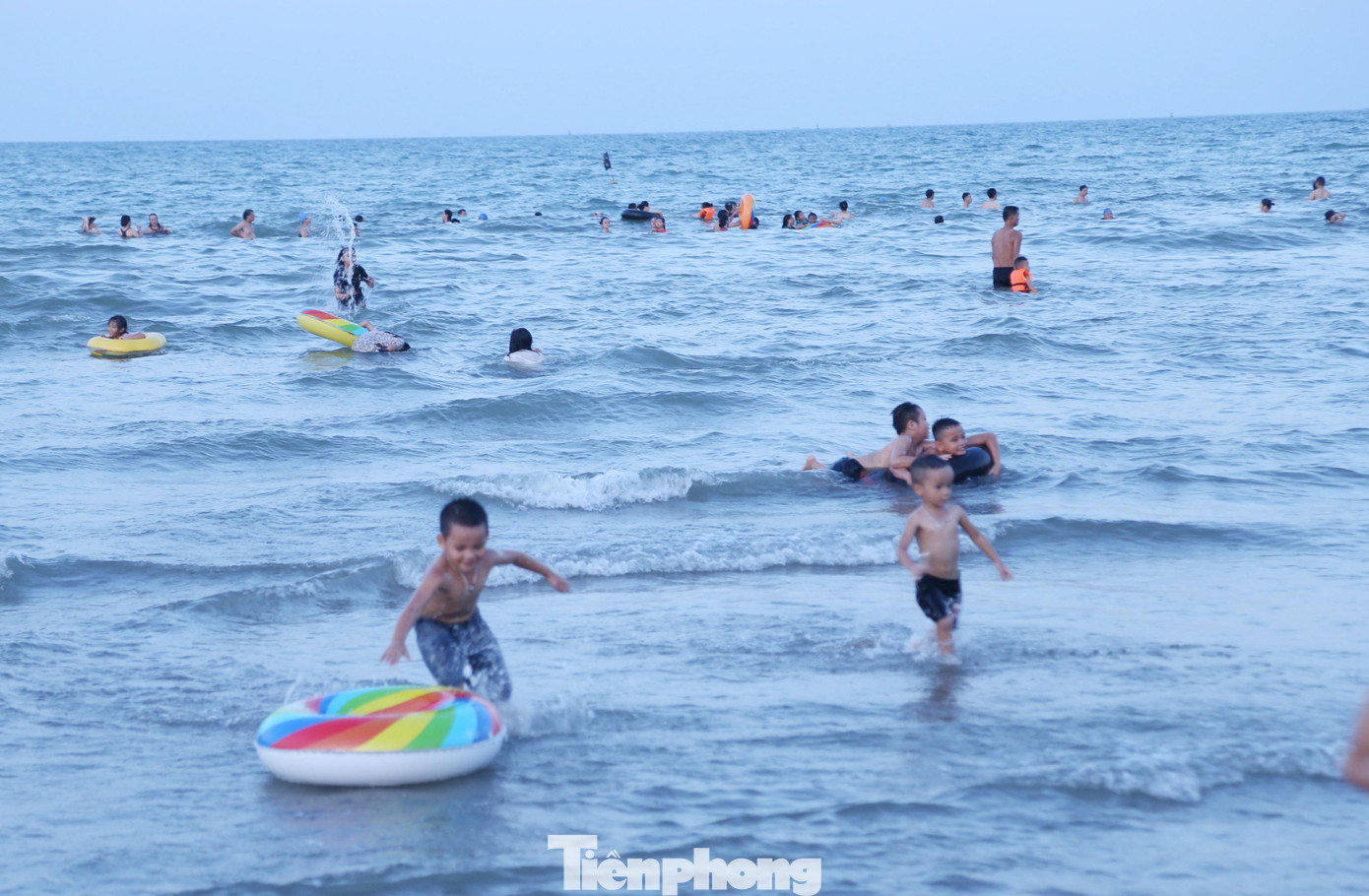 Được nghỉ lễ, nhiều em nhỏ cùng bố mẹ đi biển Cửa Lò vui chơi, tắm mát