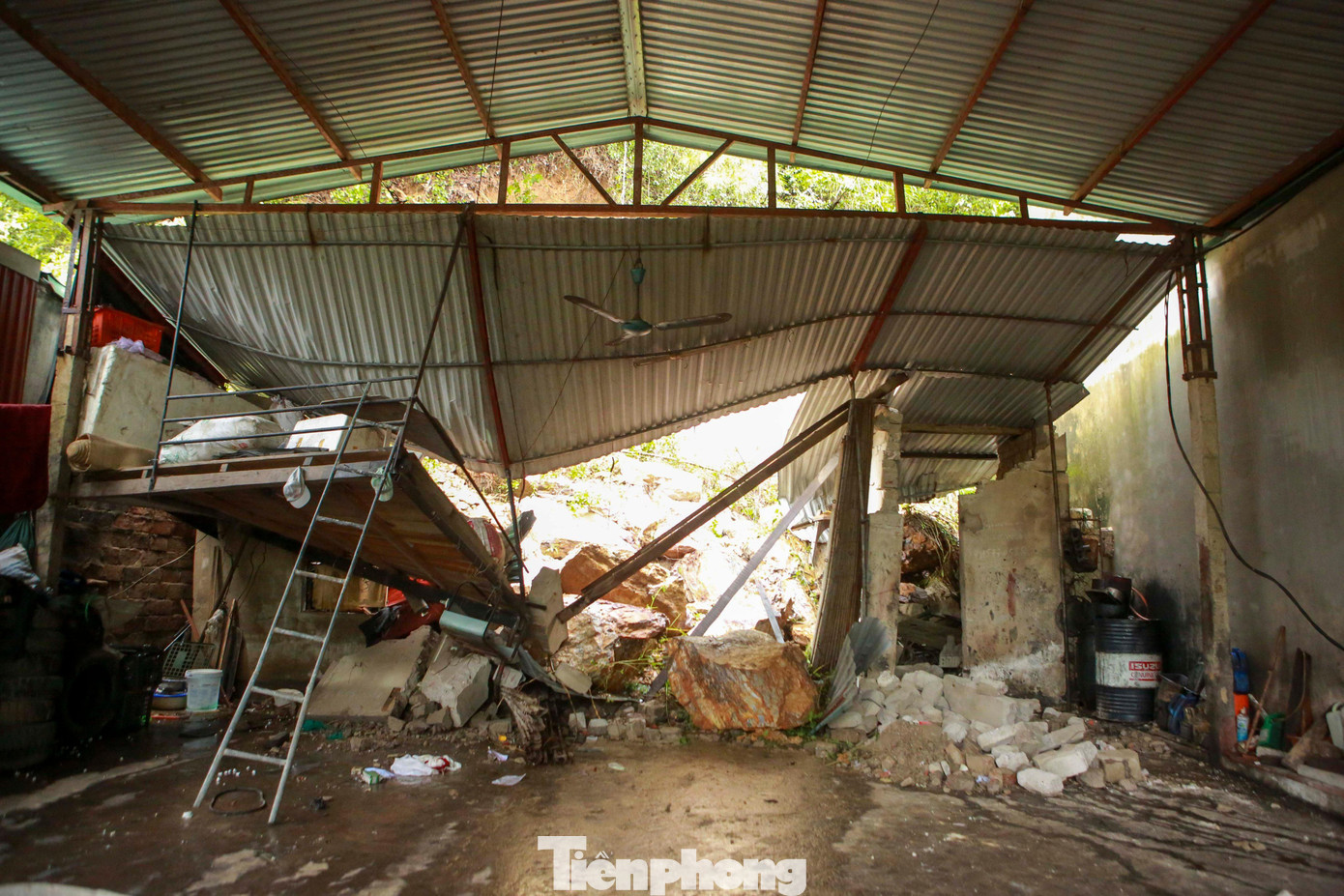 Bên cạnh nhà ông An, bà Hải, từng tảng đá khổng lồ cũng đổ ập vào nhà ông Đậu Doãn Khanh khiến bờ tường đổ sập, nhiều đồ dùng hư hỏng nặng.