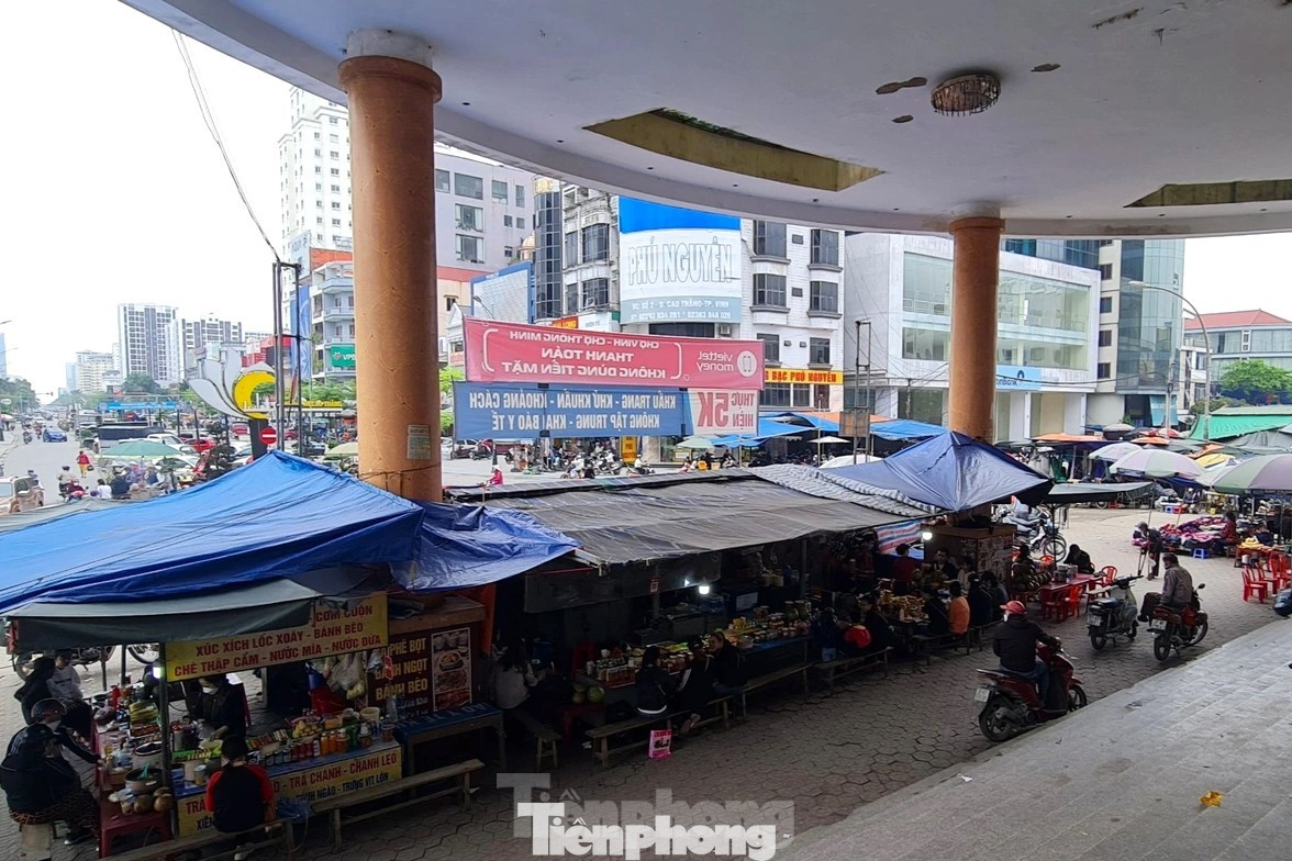 Trong khi hàng nghìn m2 của tầng 3 đang bỏ trống thì trước và sau cổng chợ mọc lên các ki ốt tạm bợ, phủ lều bạt nhếch nhác, gây mất mỹ quan đô thị.