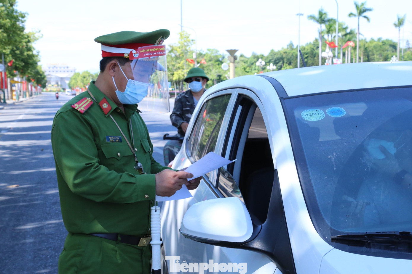 Theo công văn mới nhất của UBND thành phố Vinh, 4 nhóm người được đi lại trong TP Vinh gồm: Cán bộ, công chức, viên chức, người lao động làm việc tại cơ quan của Đảng, Nhà nước, MTTQ và các đoàn thể các cấp. Người lao động tại các nhà máy, xí nghiệp, cơ sở sản xuất kinh doanh và doanh nghiệp trong lĩnh vực thiết yếu. Người dân đi mua sắm hàng hóa thiết yếu và người giao hàng (shipper)