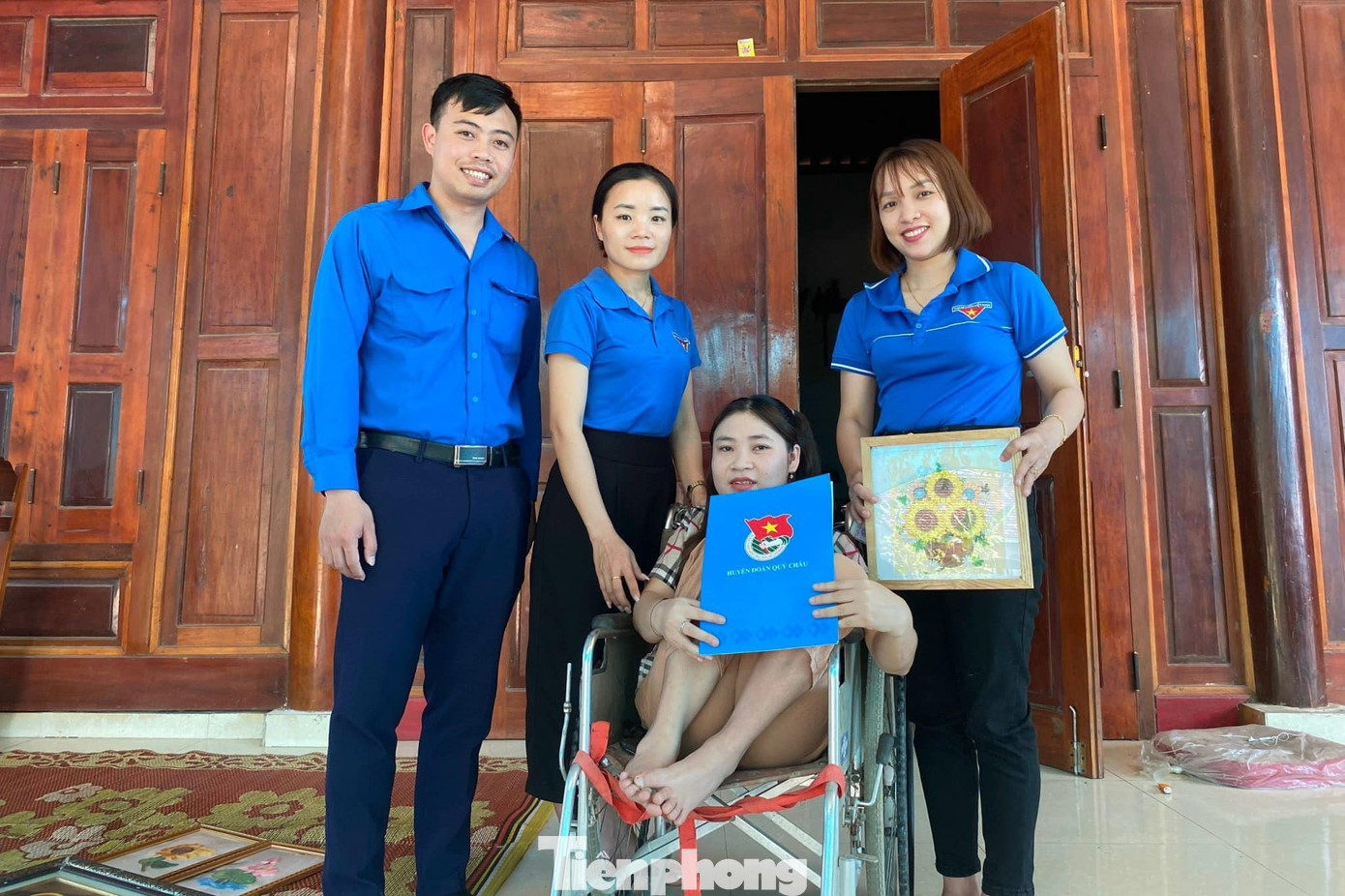 Chị Lương Nga (thứ 2 từ trái qua) tặng quà cho thanh niên khuyết tật. Đây là nguồn quỹ dành cho thanh niên khuyết tật và trẻ em mồ côi do Đoàn xã Châu Hạnh vận động.