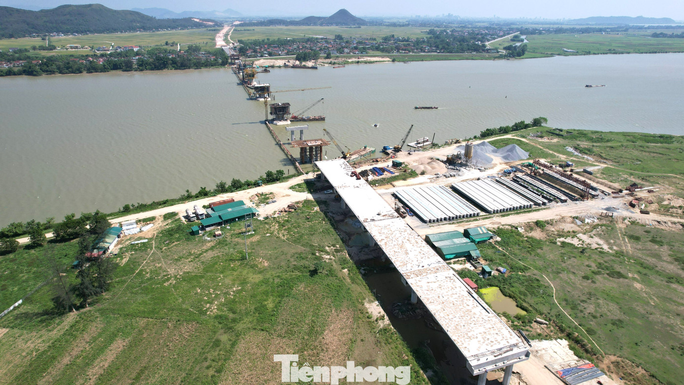 Những ngày qua, thời tiết ở Nghệ An ghi nhận nắng nóng vượt ngưỡng 40 độ C. Thế nhưng, trên đại công trường cao tốc Bắc - Nam đoạn qua tỉnh Nghệ An, hàng trăm cán bộ, kỹ sư, công nhân vẫn khẩn trương thi công, đảm bảo tiến độ đề ra.