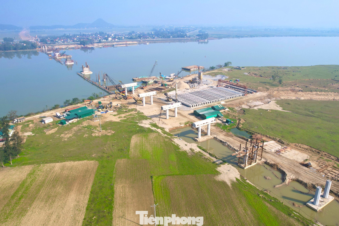 Cao tốc Bắc - Nam đoạn Diễn Châu - Bãi Vọt có 32 cây cầu, trong đó, cầu Hưng Đức bắc qua sông Lam là cây cầu lớn nhất, có chiều dài 4,1km bắc qua sông Lam nối hai tỉnh Nghệ An và Hà Tĩnh.