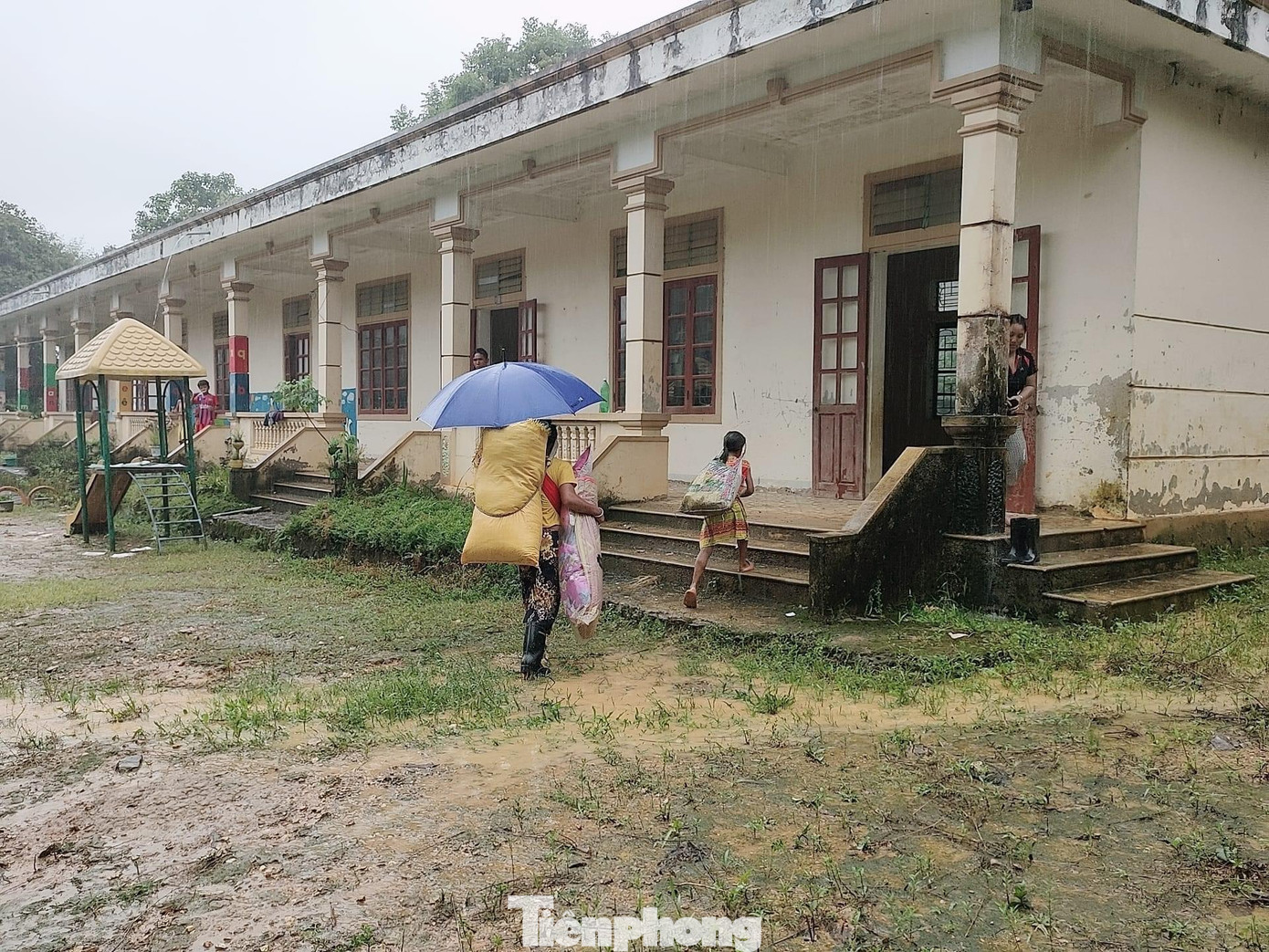 Việc tuyên truyền, vận động người dân di dời khỏi vùng nguy cơ sạt lở cao giúp đảm bảo tính mạng và tài sản.