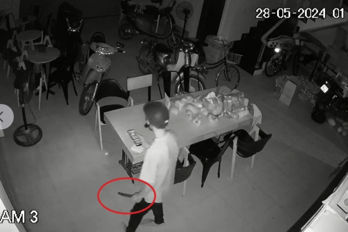 Tên trộm cầm vật giống dao đi lại trong nhà gần 1 tiếng đồng hồ trước khi lấy đi chiếc xe SH Tên trộm cầm vật giống dao đi lại trong nhà gần 1 tiếng đồng hồ trước khi lấy đi chiếc xe SH