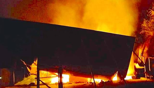 Ngọn lửa lớn bao trùm toàn bộ căn nhà.