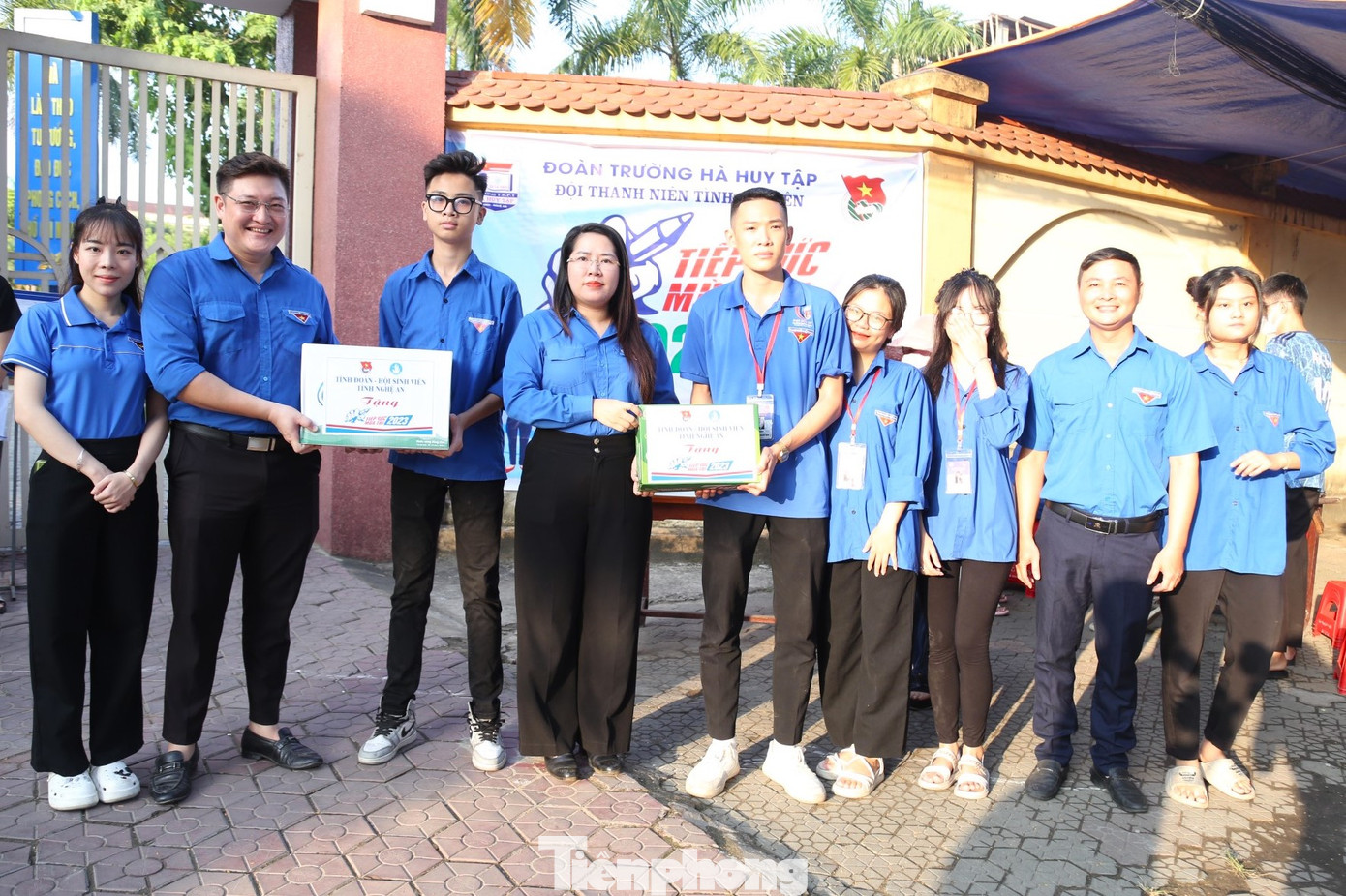 Trong sáng nay, chị Nguyễn Phương Thúy, Phó Bí thư Tỉnh Đoàn Nghệ An thăm, tặng quà cho đội tình nguyện Tiếp sức mùa thi điểm trường THPT Hà Huy Tập (TP Vinh, Nghệ An) Trong sáng nay, chị Nguyễn Phương Thúy, Phó Bí thư Tỉnh Đoàn Nghệ An thăm, tặng quà cho đội tình nguyện Tiếp sức mùa thi điểm trường THPT Hà Huy Tập (TP Vinh, Nghệ An)