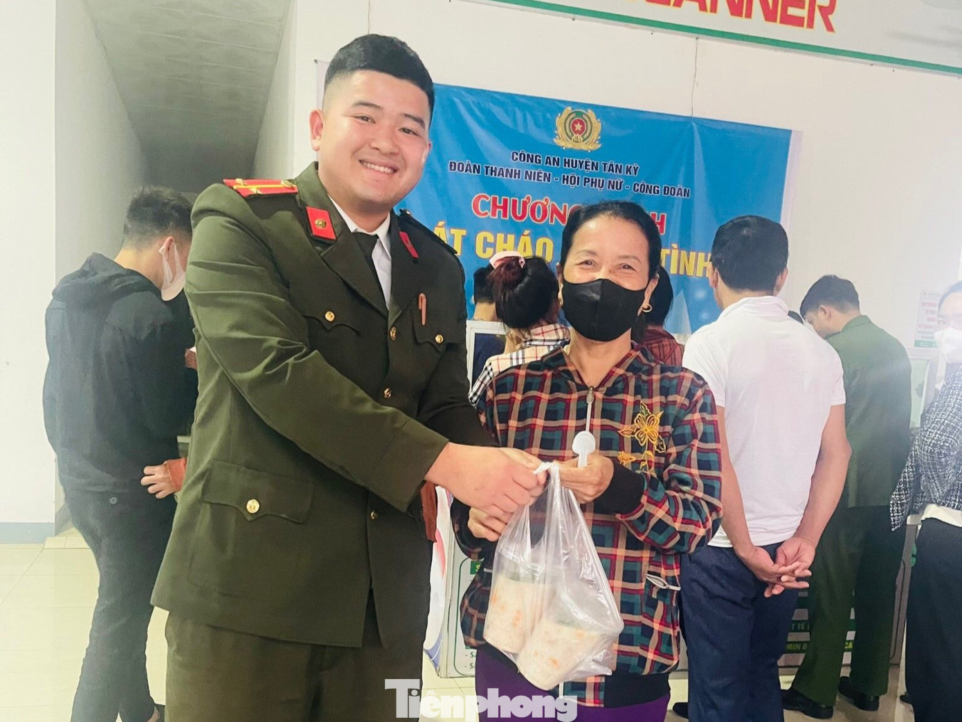 Chương trình thiện nguyện “Bát cháo nghĩa tình” được tổ chức định kỳ hàng tháng, trao hàng trăm suất cháo cho các bệnh nhân nghèo.
