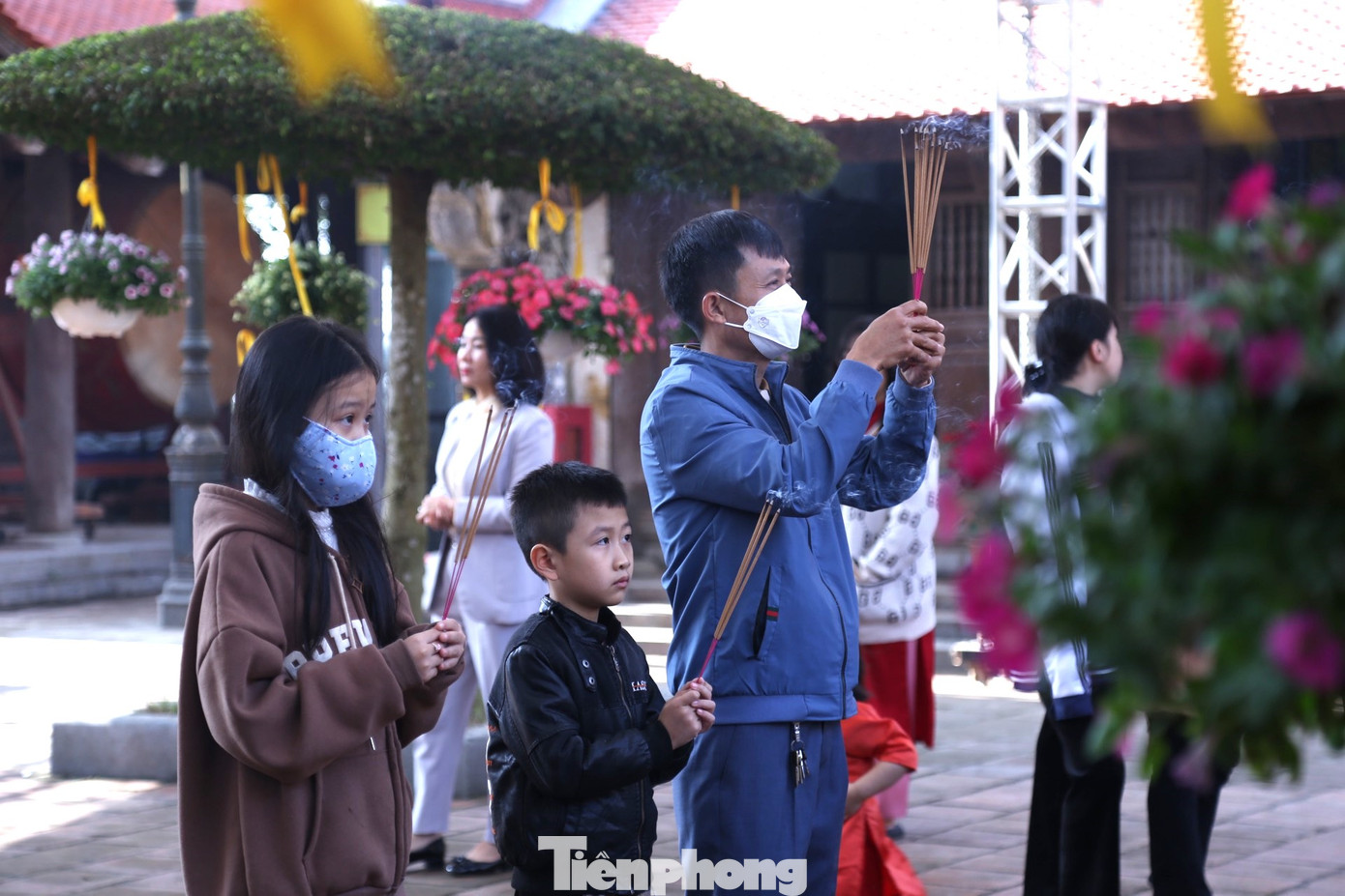 Nhiều em nhỏ theo bố mẹ đến dâng hương tại đền thờ Hoàng đế Quang Trung