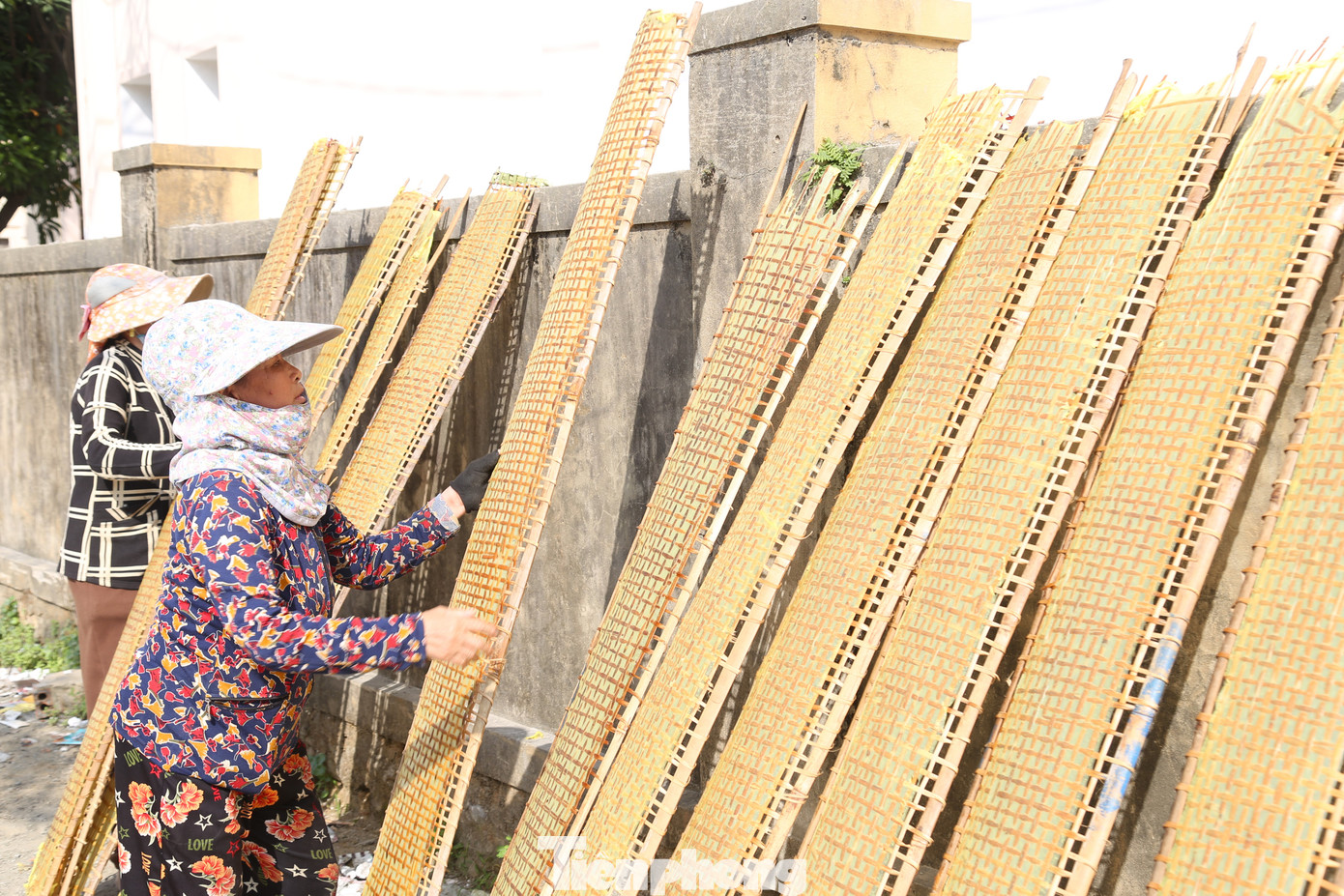 Gia đình ông Thạch Xuân Hoàn (54 tuổi, trú xóm Trường Tiến, xã Diễn Ngọc) mỗi ngày sản xuất khoảng 10.000 bánh. Dịp Tết này, nhu cầu tăng gấp 2 - 3 lần, nên mỗi ngày gia đình làm khoảng 20.000 – 30.000 bánh. Để đảm bảo lượng bánh phục vụ ra thị trường, cơ sở phải thuê thêm 3 nhân công làm thời vụ.