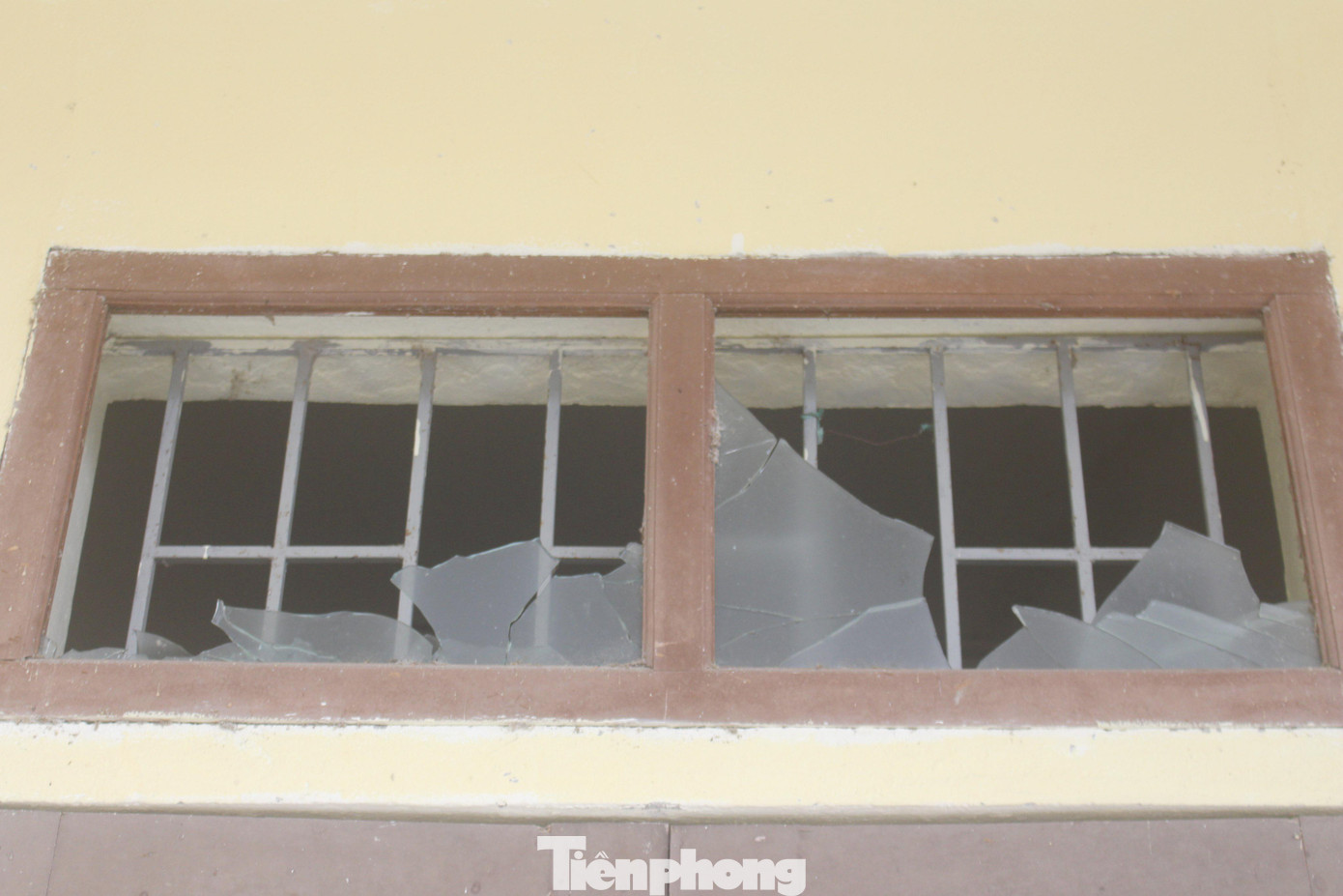 Phần kính bị đập bể