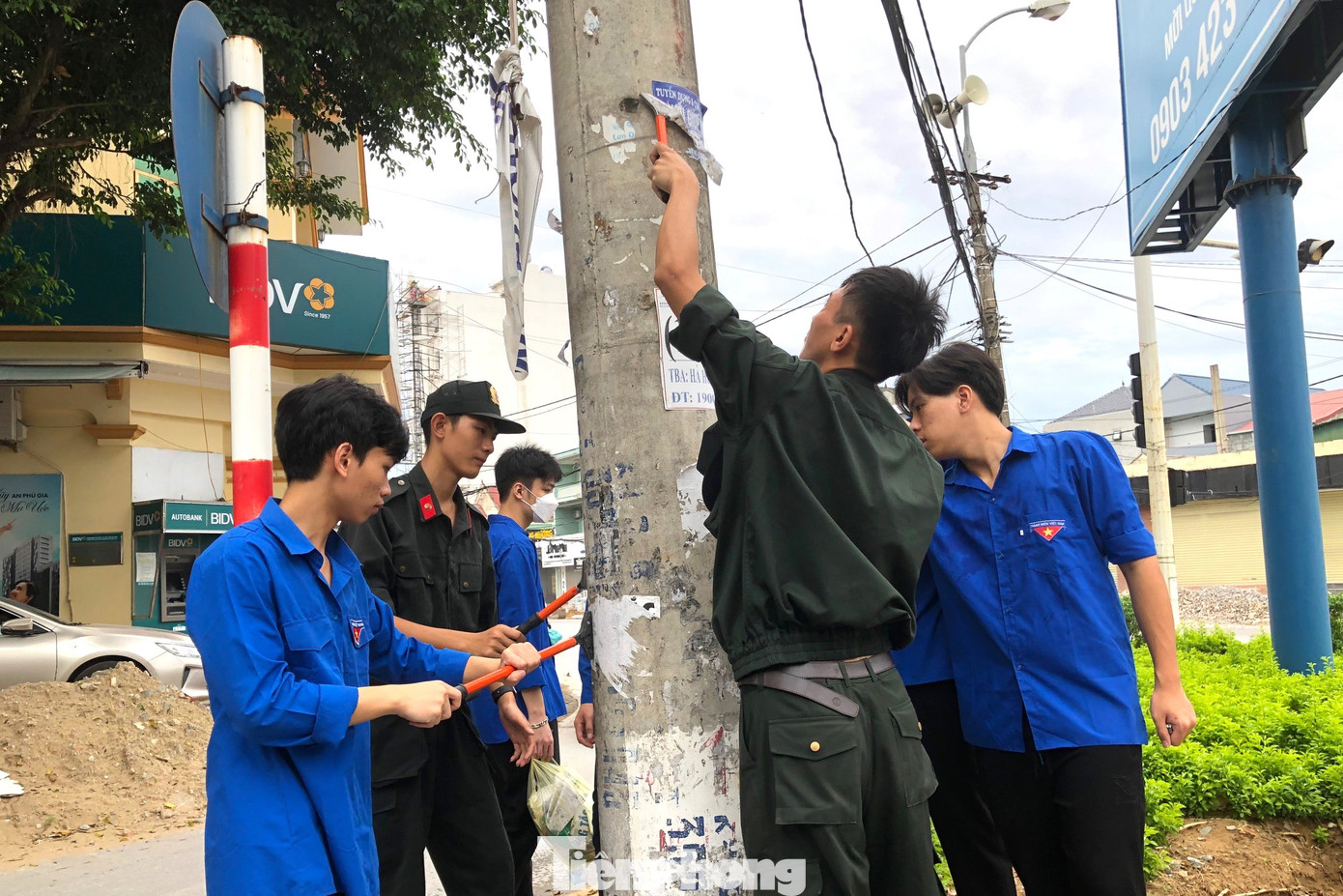 Đoàn Phòng cảnh sát cơ động bóc xóa quảng cáo tại các cột điện.