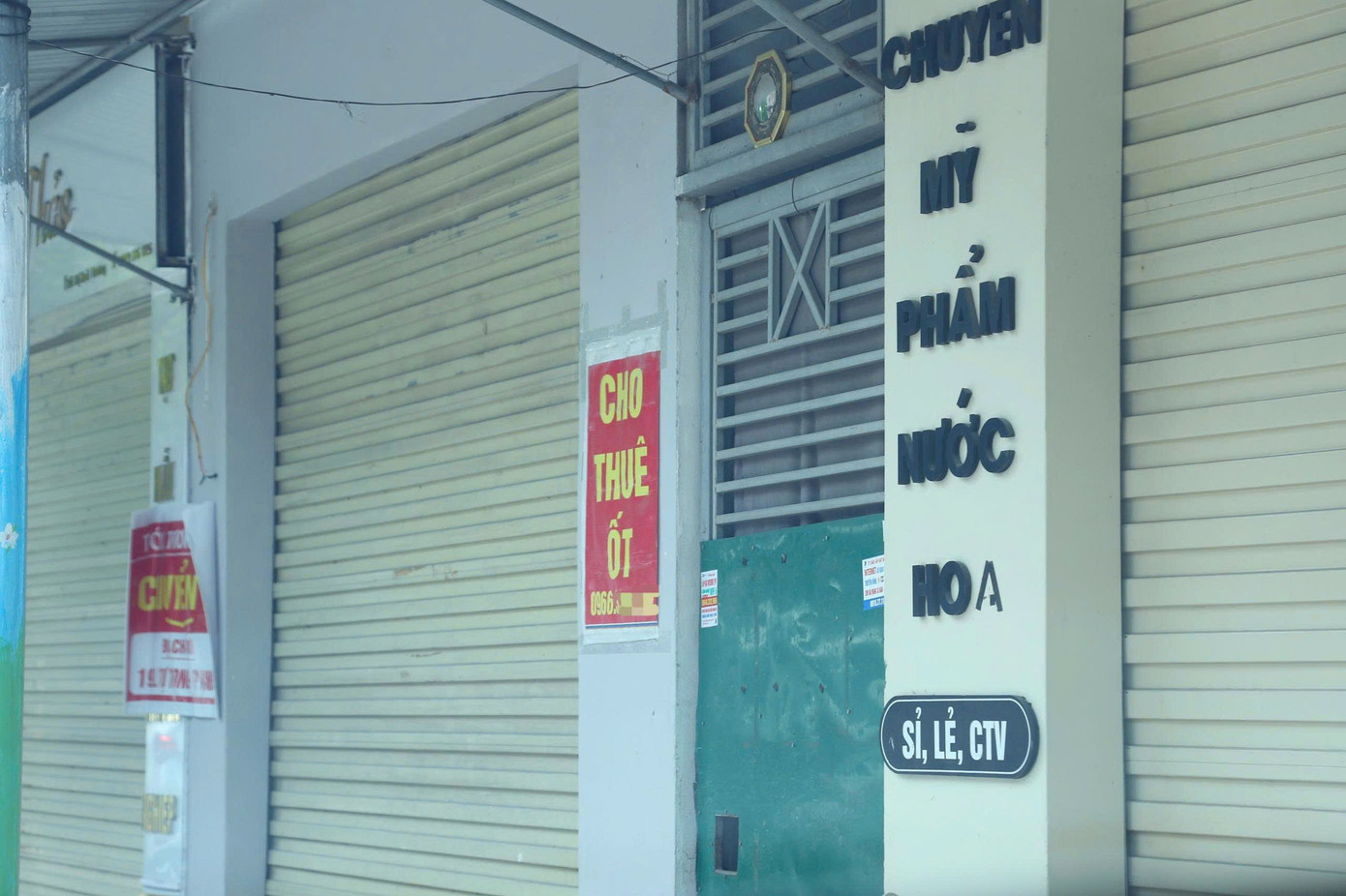 Trước sức ép từ thị trường và sự thay đổi hành vi mua sắm của người tiêu dùng, các chủ cửa hàng cần nhanh chóng thích nghi bằng cách ứng dụng công nghệ, mở rộng kênh bán hàng trực tuyến để tránh rơi vào cảnh kinh doanh trì trệ kéo dài như hiện nay.