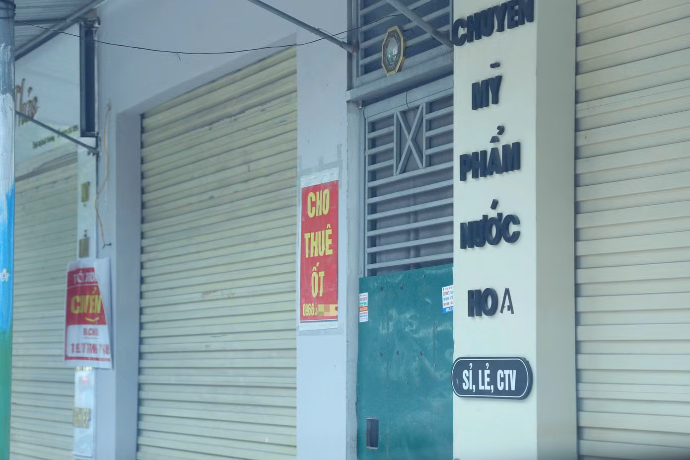 Trước sức ép từ thị trường và sự thay đổi hành vi mua sắm của người tiêu dùng, các chủ cửa hàng cần nhanh chóng thích nghi bằng cách ứng dụng công nghệ, mở rộng kênh bán hàng trực tuyến để tránh rơi vào cảnh kinh doanh trì trệ kéo dài như hiện nay.