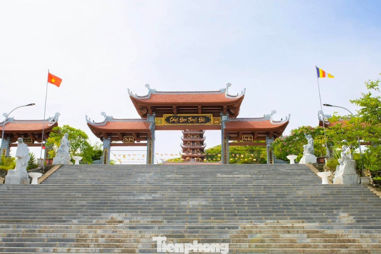 Cổng tam quan với 3 mái lợp ngói, hoa văn cách điệu. Phật tử và du khách đứng từ cổng có thể quan sát được toàn bộ hạng mục kiến trúc phía sau.