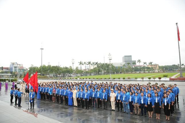 Trước giờ khai mạc Đại hội đại biểu Đoàn TNCS Hồ Chí Minh tỉnh Nghệ An lần thứ XVIII, nhiệm kỳ 2022 - 2027, 350 đại biểu đã làm lễ báo công tại Quảng trường Hồ Chí Minh. Trước giờ khai mạc Đại hội đại biểu Đoàn TNCS Hồ Chí Minh tỉnh Nghệ An lần thứ XVIII, nhiệm kỳ 2022 - 2027, 350 đại biểu đã làm lễ báo công tại Quảng trường Hồ Chí Minh.