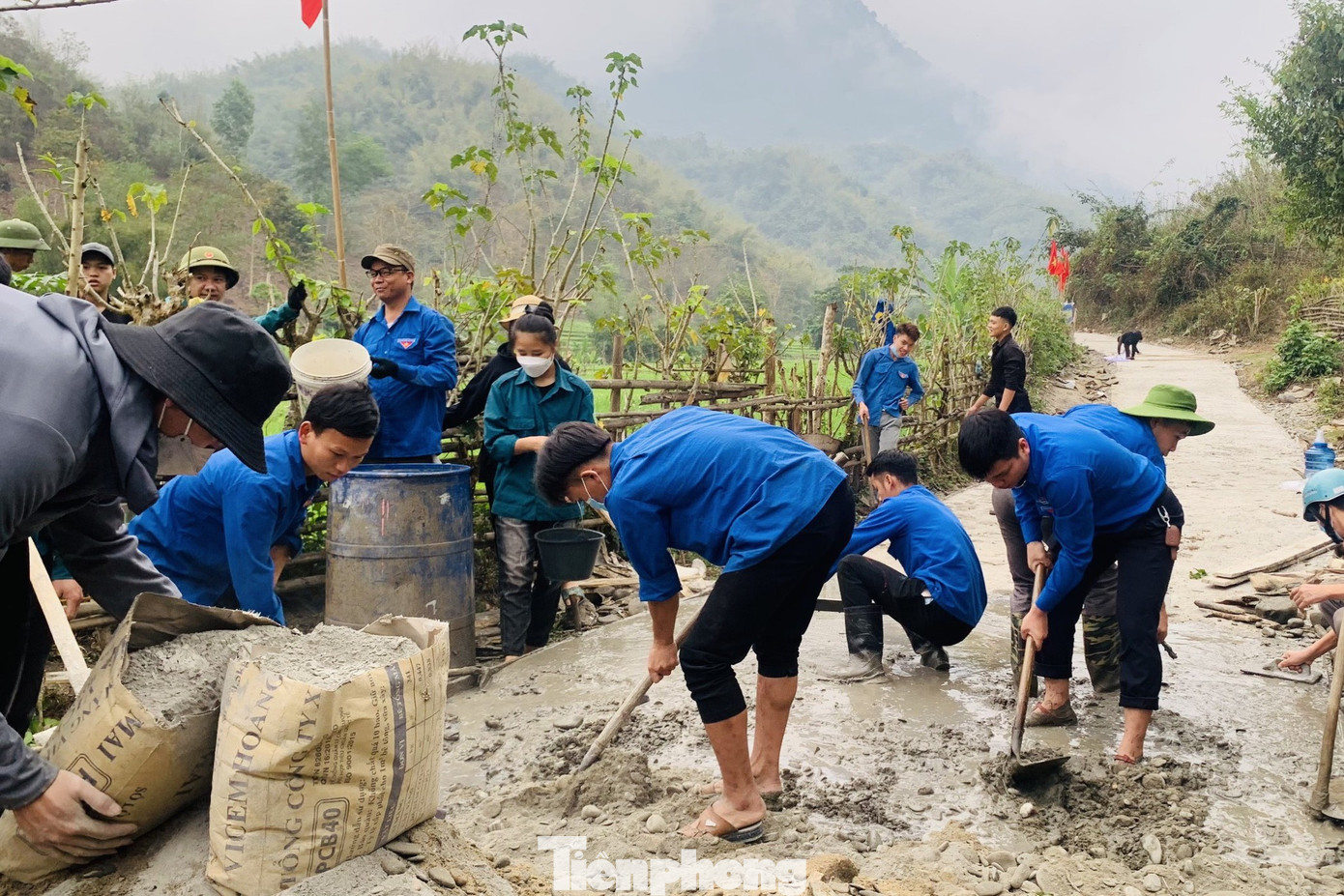 Đoàn viên, thanh niên hỗ trợ người dân làm đường nông thôn mới