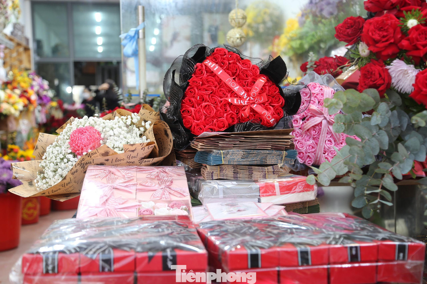 Anh Nguyễn Minh Sơn - một khách hàng cho biết: “Năm nay dịch phức tạp nên tôi đặt mua hoa, sô-cô-la qua Fanpage của một shop quen rồi hẹn ngày nhận hàng chứ không đi chọn mua như các năm trước”.