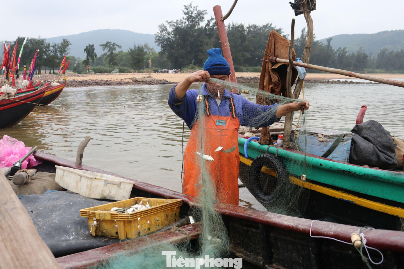 Phần lớn người lao động đi biển là đàn ông trung tuổi, còn phụ nữ phụ trách khâu hậu cần. Ra khơi đầu năm, dù được nhiều hay ít, nhưng bà con ngư dân nơi đây đều phấn khởi. Phần lớn người lao động đi biển là đàn ông trung tuổi, còn phụ nữ phụ trách khâu hậu cần. Ra khơi đầu năm, dù được nhiều hay ít, nhưng bà con ngư dân nơi đây đều phấn khởi.
