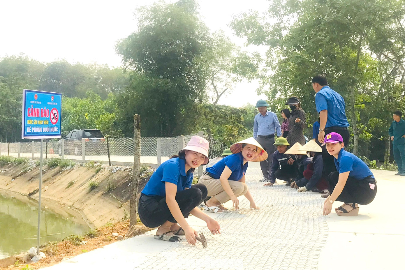 Mô hình “Hàng rào thép, hàng rào tre chống đuối nước” của đoàn viên thanh niên huyện Tân Kỳ. Hàng rào thép B40 với kinh phí 7 triệu đồng/100m.