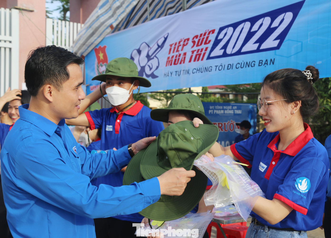 Anh Thái Minh Sỹ - Phó Bí thư Tỉnh Đoàn, Chủ tịch Hội Sinh viên, Chủ tịch Hội đồng đội tỉnh Nghệ An chia sẻ: “Nội dung chương trình “Tiếp sức mùa thi” năm 2022 của tuổi trẻ toàn tỉnh sẽ chia làm hai chặng trước khi kỳ thi diễn ra và trong thời gian diễn ra kỳ thi. Hoạt động Tiếp sức mùa thi tạo môi trường để thanh niên, sinh viên phát huy tinh thần tình nguyện, tương thân tương ái, ý thức trách nhiệm với cộng đồng”.