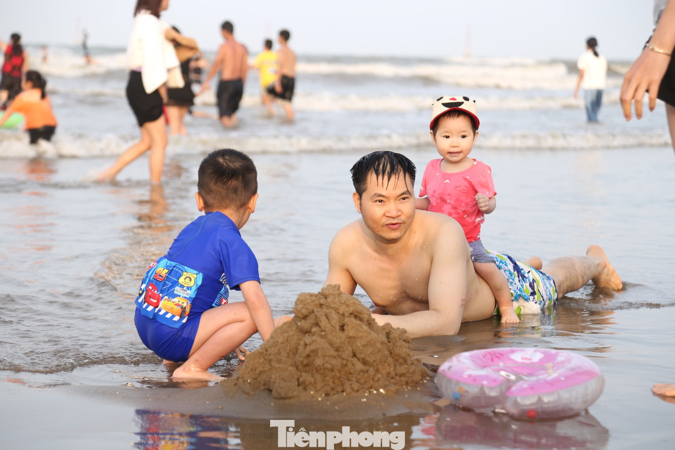 Dịp nghỉ lễ kéo dài 5 ngày, anh Trần Văn Tình (SN 1980, trú tỉnh Hưng Yên) quyết định đưa cả gia đình vào Cửa Lò nghỉ dưỡng. “Đây là lần thứ 4 tôi cùng gia đình về Cửa Lò. Ở đây nước biển trong xanh, sóng êm, hải sản ngon tuyệt vời. Tôi đặt khách sạn từ tháng trước nên được giảm giá phòng", anh Tình nói.