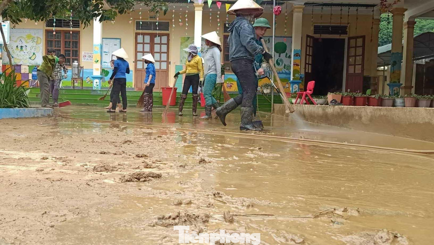 Nước rút để lại lớp bùn non nhão nhoẹt bám lên khắp nơi trong sân trường Nước rút để lại lớp bùn non nhão nhoẹt bám lên khắp nơi trong sân trường