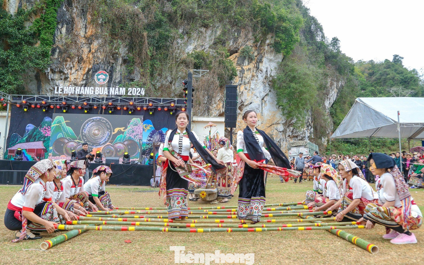 Với phong cảnh đẹp, nên thơ, trữ tình cùng những nét văn hóa đặc sắc, hang Bua đã được Bộ Văn hoá - Thông tin (nay là Bộ Văn hoá, Thể thao và Du lịch) xếp hạng là “Di tích lịch sử, danh lam thắng cảnh cấp quốc gia” năm 1997.