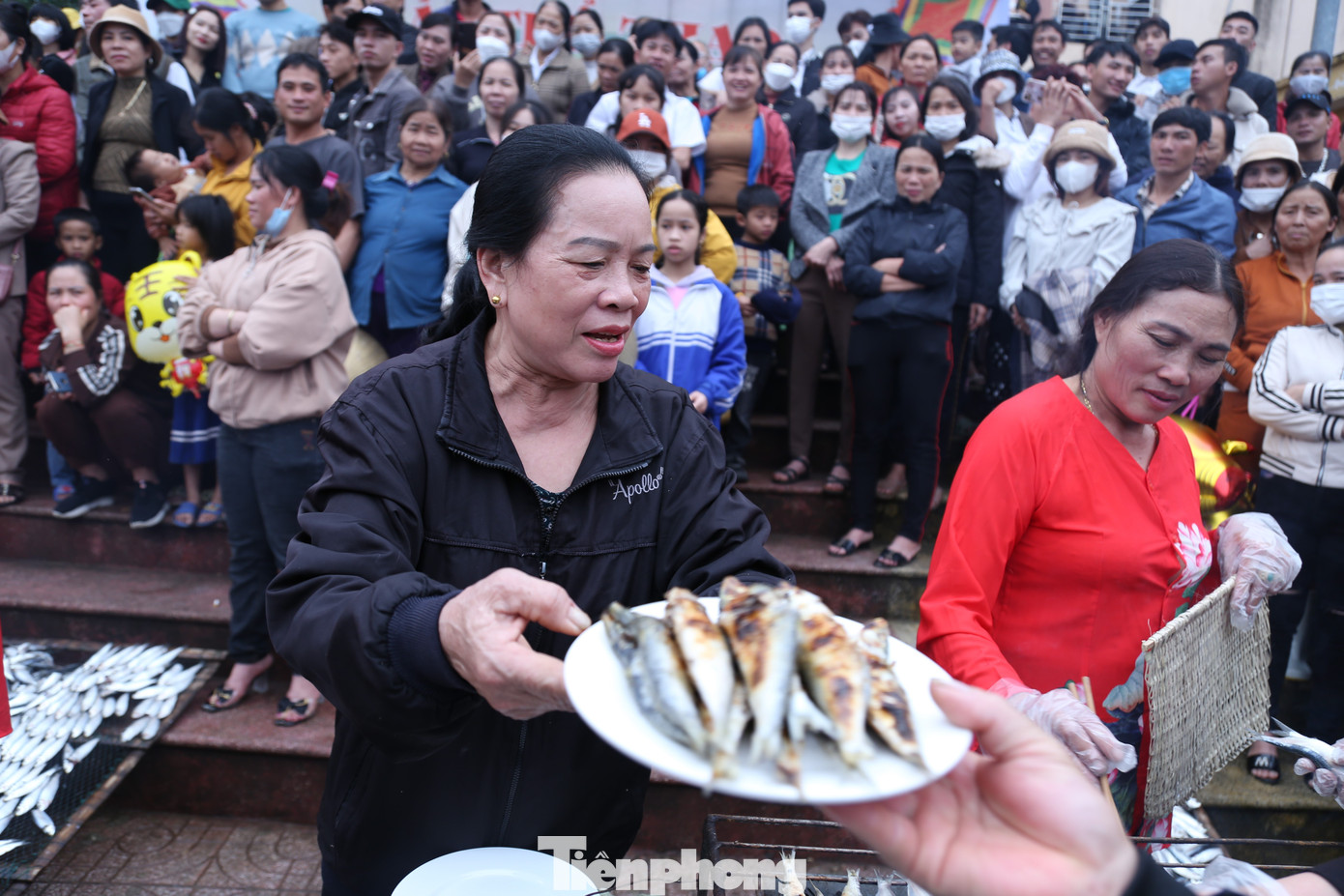 Cá sau khi được nướng chín sẽ mời người dân và du khách thưởng thức.