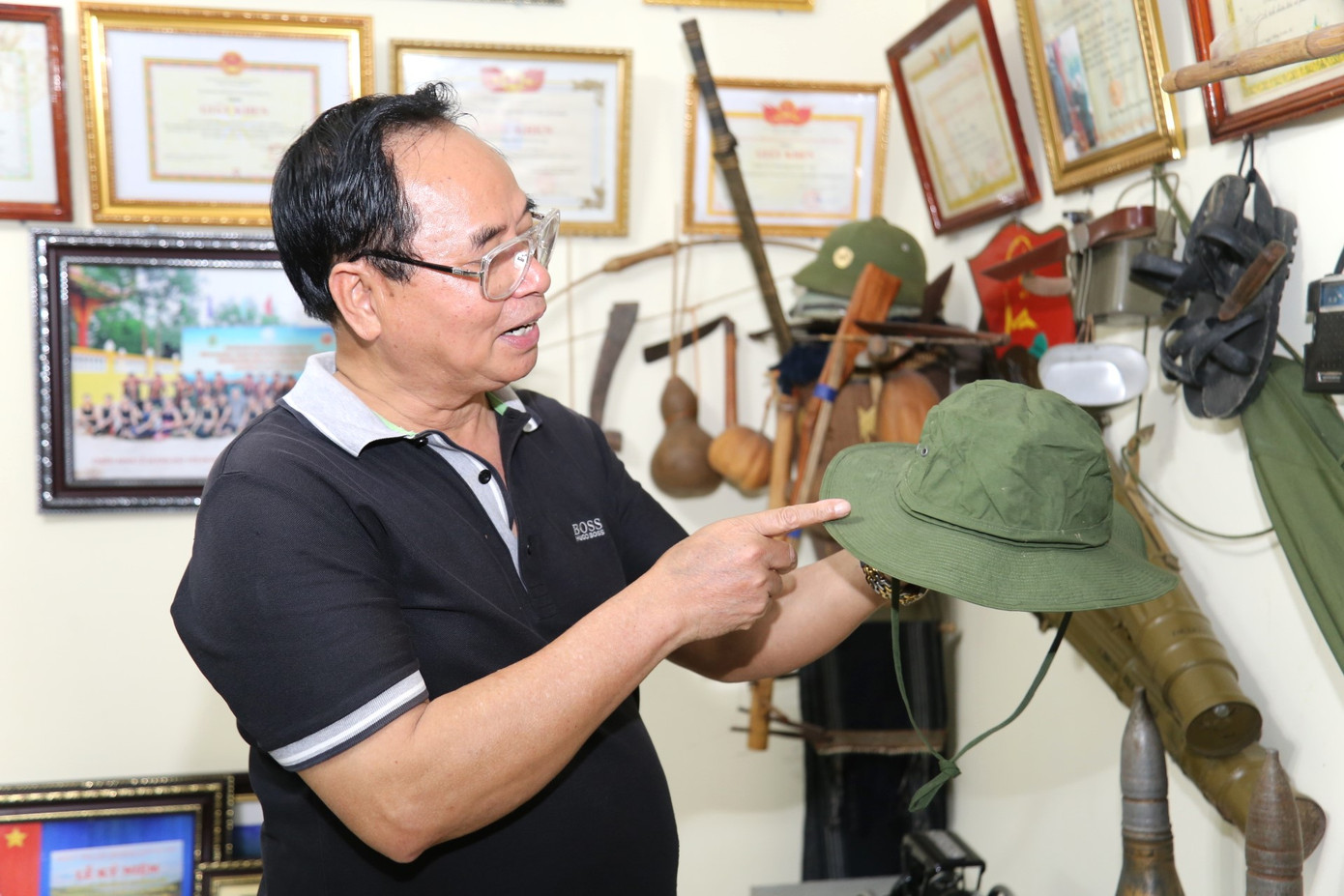 Mỗi kỷ vật là một vật báu, gắn với mỗi cuộc chiến đấu ông được tham gia, mỗi chiến trường mà ônv có mặt. Mỗi kỷ vật là một vật báu, gắn với mỗi cuộc chiến đấu ông được tham gia, mỗi chiến trường mà ônv có mặt.