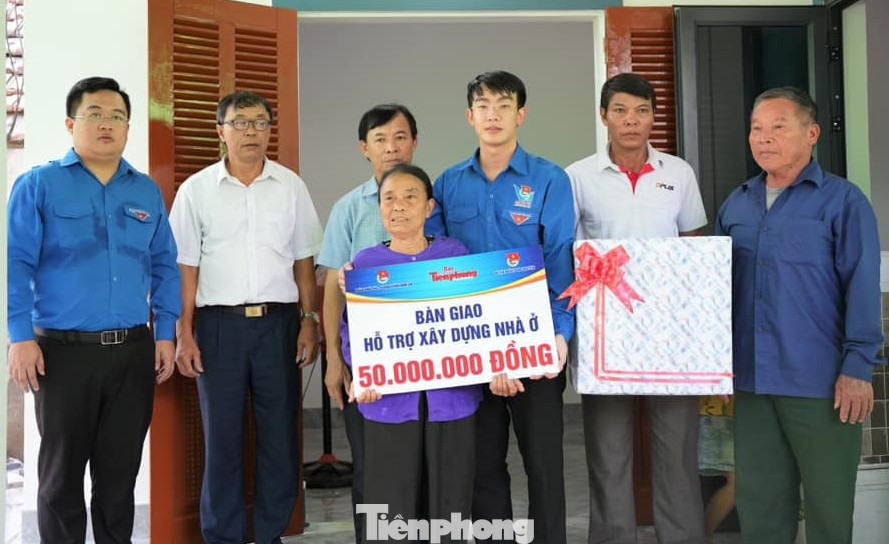 Hỗ trợ xây dựng nhà ở cho gia đình bà Vũ Thị Thìn – làng Nam xã Hưng Tân, huyện Hưng Nguyên. Bà Thìn là cựu thanh niên xung phong, gia đình thuộc diện hộ nghèo, nhà ở bị xuống cấp nghiêm trọng.