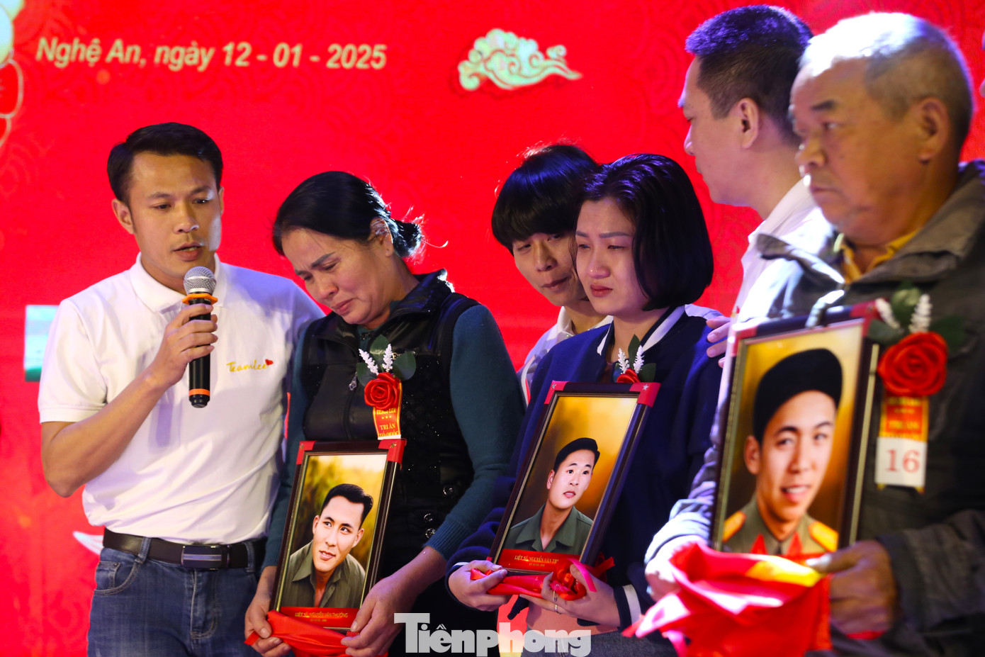 Nâng niu bức ảnh của bố - liệt sĩ Nguyễn Văn Thưởng, bà Nguyễn Thị Tú Anh (SN 1966, trú thị xã Thái Hòa, Nghệ An) bật khóc: “Bố đã về đây rồi, bố ơi...”. Ông Thưởng hy sinh năm 1968, khi bà mới được 1 tháng tuổi. Chiến tranh kết thúc, từ bức ảnh bố chụp chung với đồng đội, gia đình đã nhờ người vẽ hình bố để làm ảnh thờ. “Cảm ơn nhóm Team Lee đã giúp gia đình phục dựng bức ảnh của bố. Nhìn bức ảnh với những đường nét rõ ràng, chân thực, tôi thấy như được “gặp” bố bằng da bằng thịt”, bà Tú Anh nghẹn ngào.