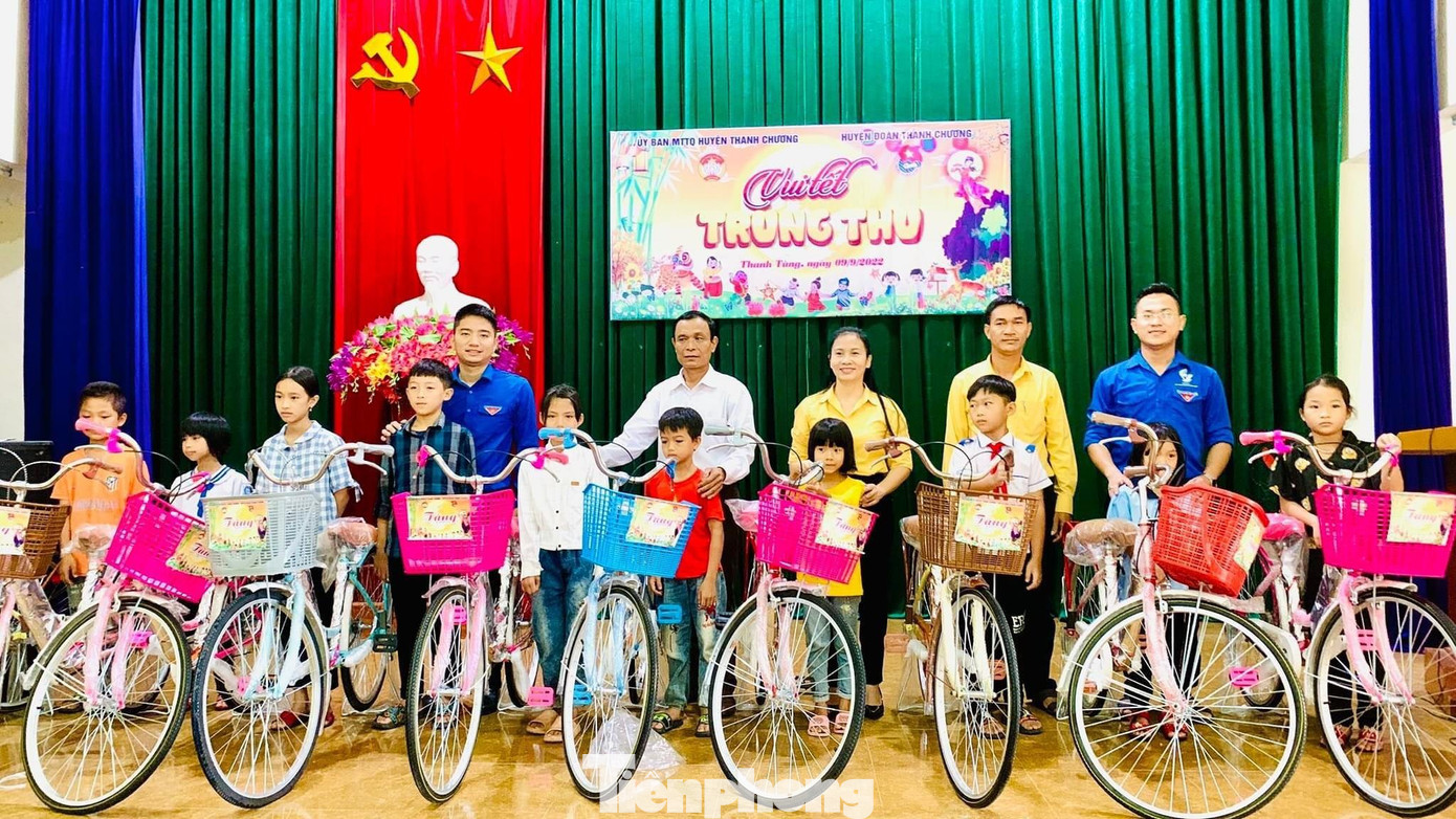 Cũng trong dịp này, BTV Huyện đoàn Thanh Chương phối hợp với UBMTTQ huyện Thanh Chương trao tặng 30 xe đạp cho 30 em thiếu nhi tôn giáo, thiếu nhi dân tộc thiểu số tại xã Thanh Tùng, Thanh Sơn và Thanh Hương.