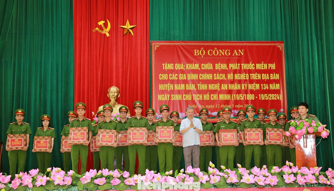 Đại tướng Tô Lâm, Bộ trưởng Bộ Công an tặng quà cho các đồng chí công an xã có hoàn cảnh gia đình đặc biệt khó khăn Đại tướng Tô Lâm, Bộ trưởng Bộ Công an tặng quà cho các đồng chí công an xã có hoàn cảnh gia đình đặc biệt khó khăn