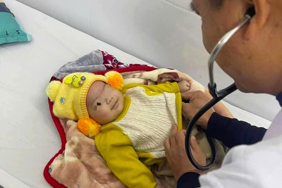 Cháu bé được bác sĩ thăm khám