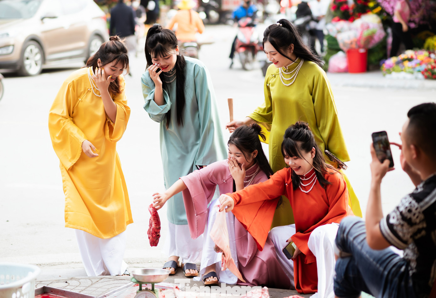 Nhóm bạn vô tư, dí dỏm bên sạp bán thịt heo.