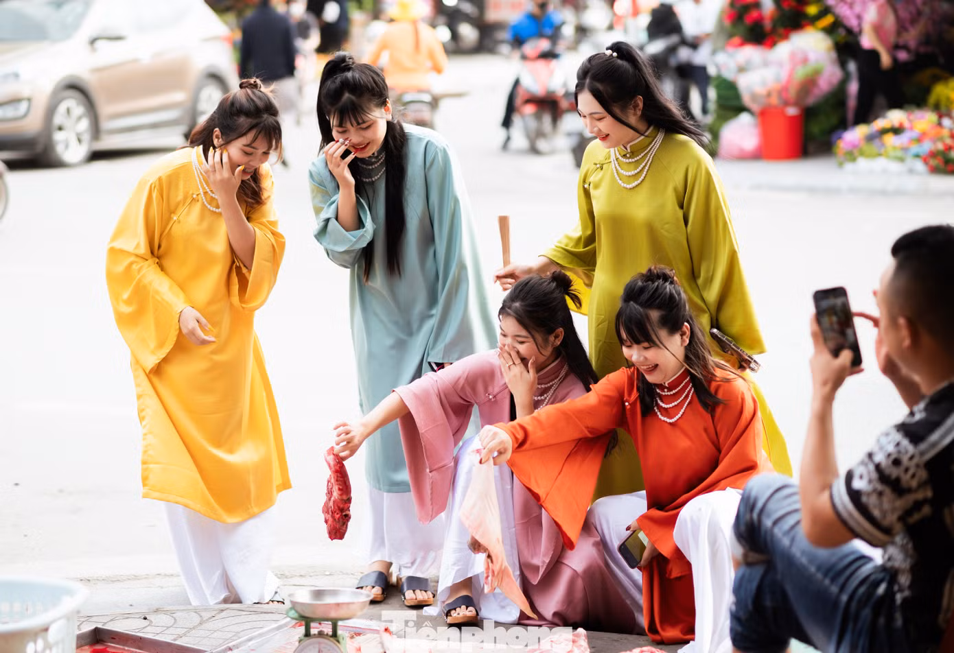 Nhóm bạn vô tư, dí dỏm bên sạp bán thịt heo.