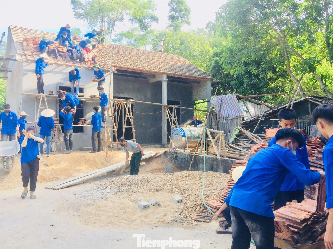 Hưởng ứng Chiến dịch Thanh niên Tình nguyện hè 2021, Đoàn thanh niên xã Nghĩa Hành (huyện Tân Kỳ) đã huy động hơn 50 đoàn viên thanh niên góp ngày công, giúp lợp mái nhà của ông Thái Khắc Đại (SN 1952), bà Lê Thị Châu (SN 1956), trú xóm Đội Cung bị cháy hoàn toàn do chập điện. (Ảnh: TH)