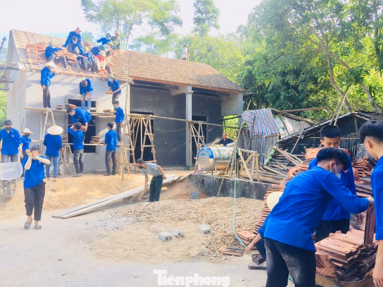 Hưởng ứng Chiến dịch Thanh niên Tình nguyện hè 2021, Đoàn thanh niên xã Nghĩa Hành (huyện Tân Kỳ) đã huy động hơn 50 đoàn viên thanh niên góp ngày công, giúp lợp mái nhà của ông Thái Khắc Đại (SN 1952), bà Lê Thị Châu (SN 1956), trú xóm Đội Cung bị cháy hoàn toàn do chập điện. (Ảnh: TH)