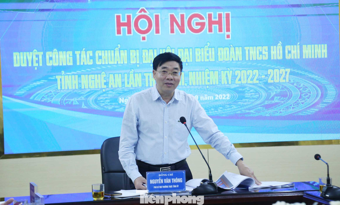 Phó Bí thư Thường trực Tỉnh ủy Nghệ An Nguyễn Văn Thông phát biểu tại hội nghị