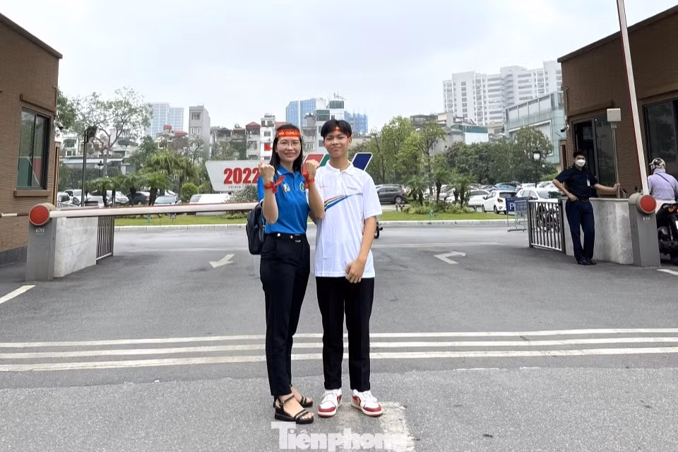 Nguyễn Quốc Cường và cô giáo chủ nhiệm khi tham dự Cuộc thi "Đường lên đỉnh Olympia".