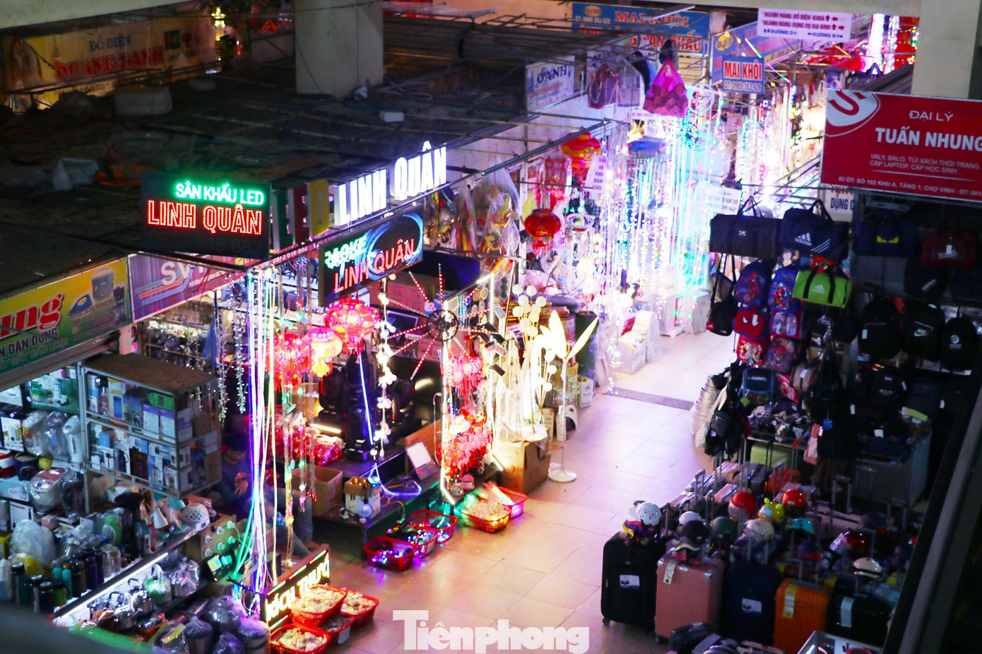 Khu vực bán hàng hàng trang trí Tết như đèn nháy, lồng đèn... cũng chịu cảnh vắng khách. Khu vực bán hàng hàng trang trí Tết như đèn nháy, lồng đèn... cũng chịu cảnh vắng khách.