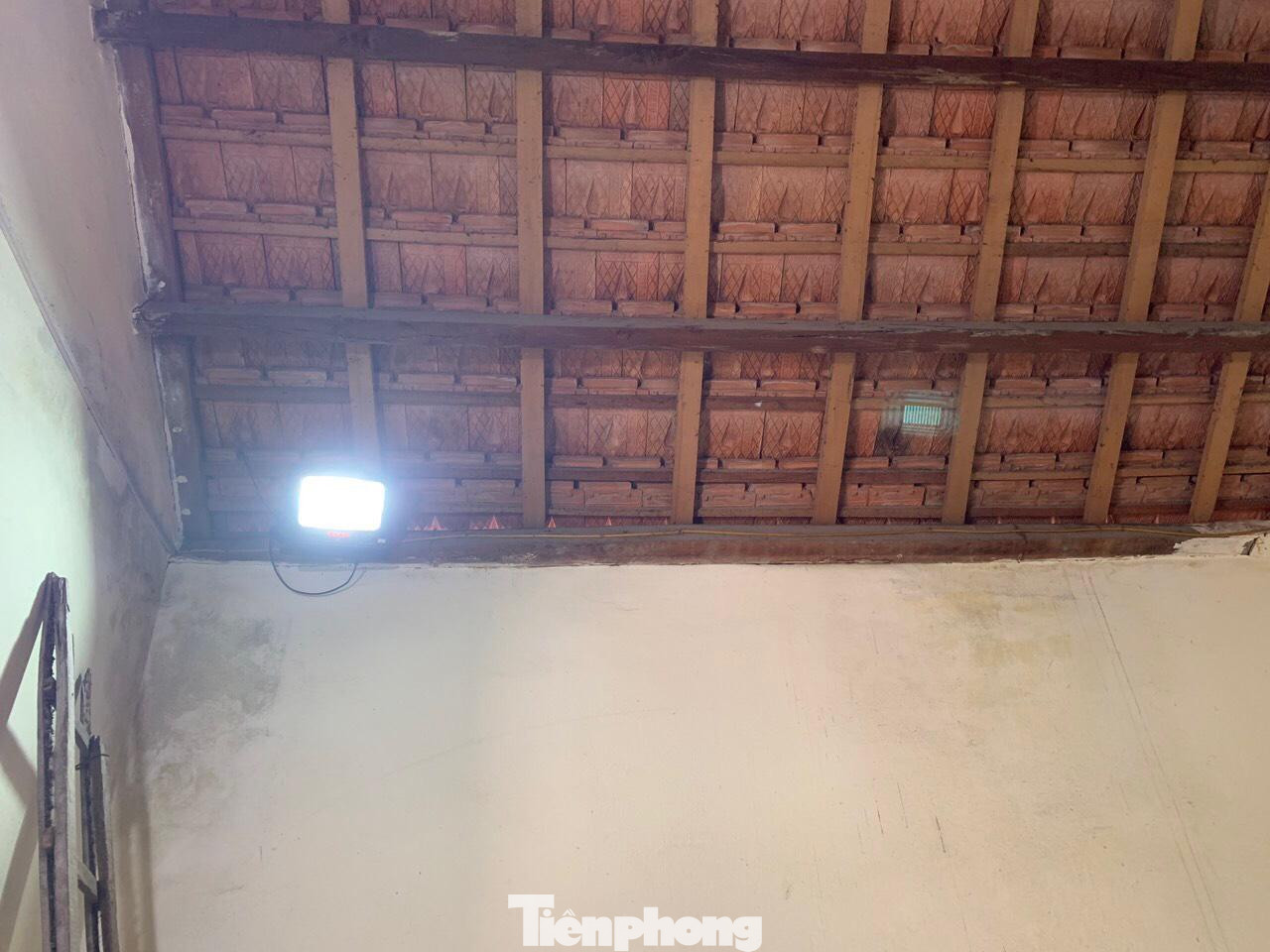 Ánh đèn năng lượng mặt trời chiếu sáng cả căn nhà