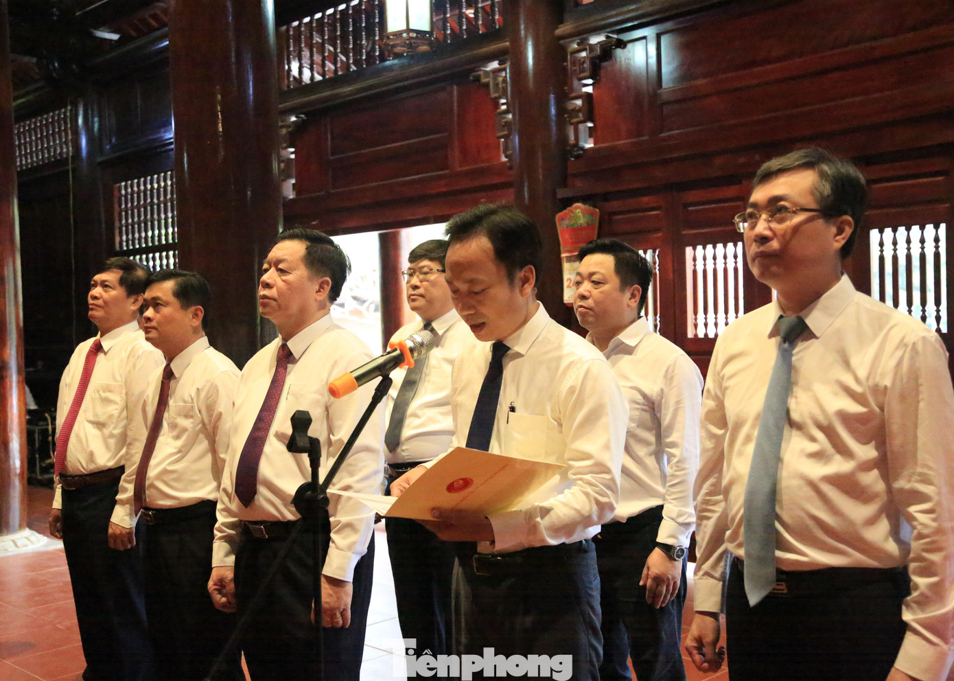 Đoàn đại biểu Đảng ủy Khối các cơ quan Trung ương báo cáo với Bác về kết quả 5 năm thực hiện Chỉ thị 05-CT/TW. Đoàn đại biểu Đảng ủy Khối các cơ quan Trung ương báo cáo với Bác về kết quả 5 năm thực hiện Chỉ thị 05-CT/TW.