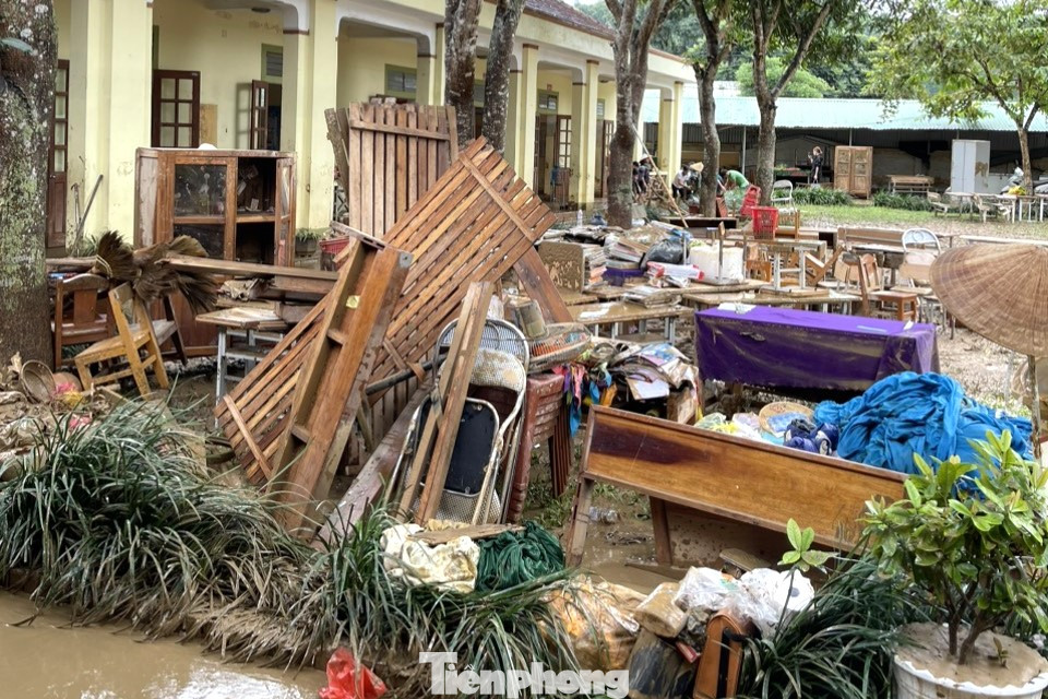 Bà Nguyễn Thị Bình - Phó Trưởng phòng Giáo dục và Đào tạo huyện Quỳ Châu cho biết: “Thiệt hại của cơn lũ đối với các trường học, các giáo viên và học sinh trên địa bàn là rất lớn. Trước mắt, Phòng đến các nhà trường để kiểm tra và đề nghị các nhà trường phối hợp với các lực lượng chức năng cùng tập trung dọn dẹp vệ sinh. Sau khi thống kê thiệt hại, huyện mới đề xuất các phương án hỗ trợ”.