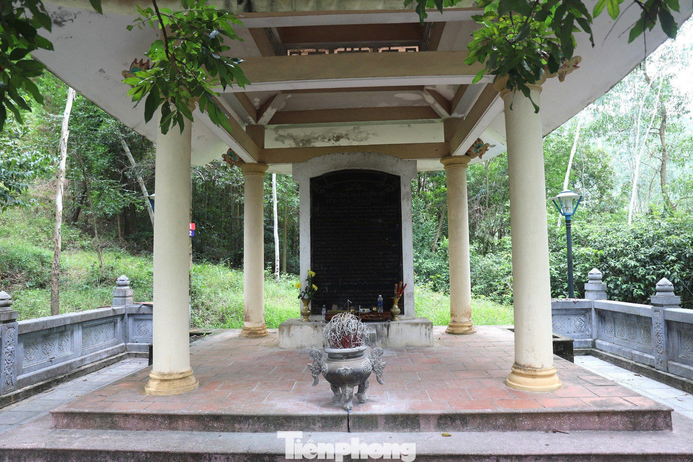 Trong cuộc khởi nghĩa Hoan Châu, Mai Thúc Huy cũng bị quân Đường bao vây tại núi Đụn, thuộc thung lũng Hùng Sơn, rồi mất tại đây.