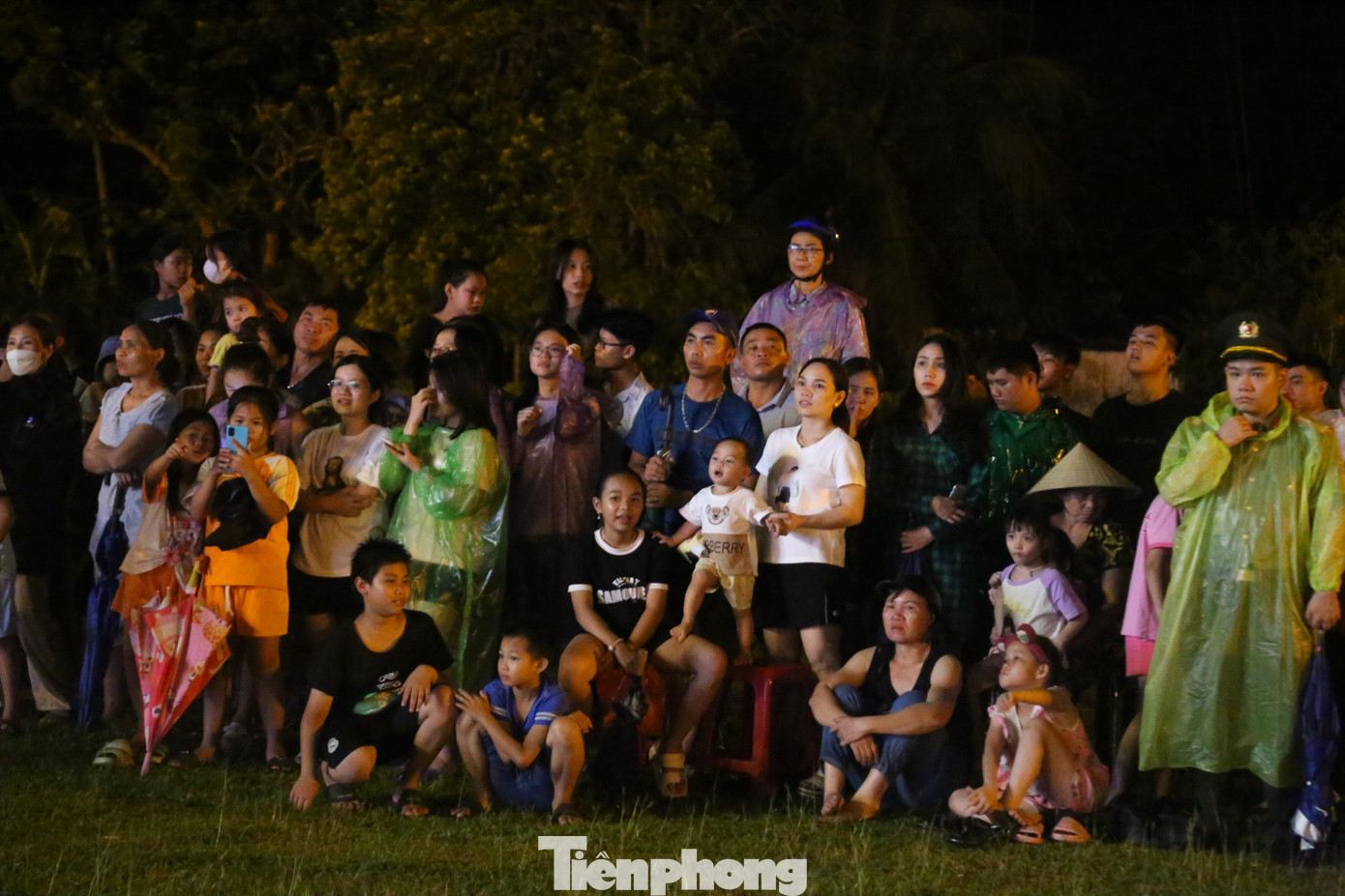 Khán giả hào hứng theo dõi màn biểu diễn