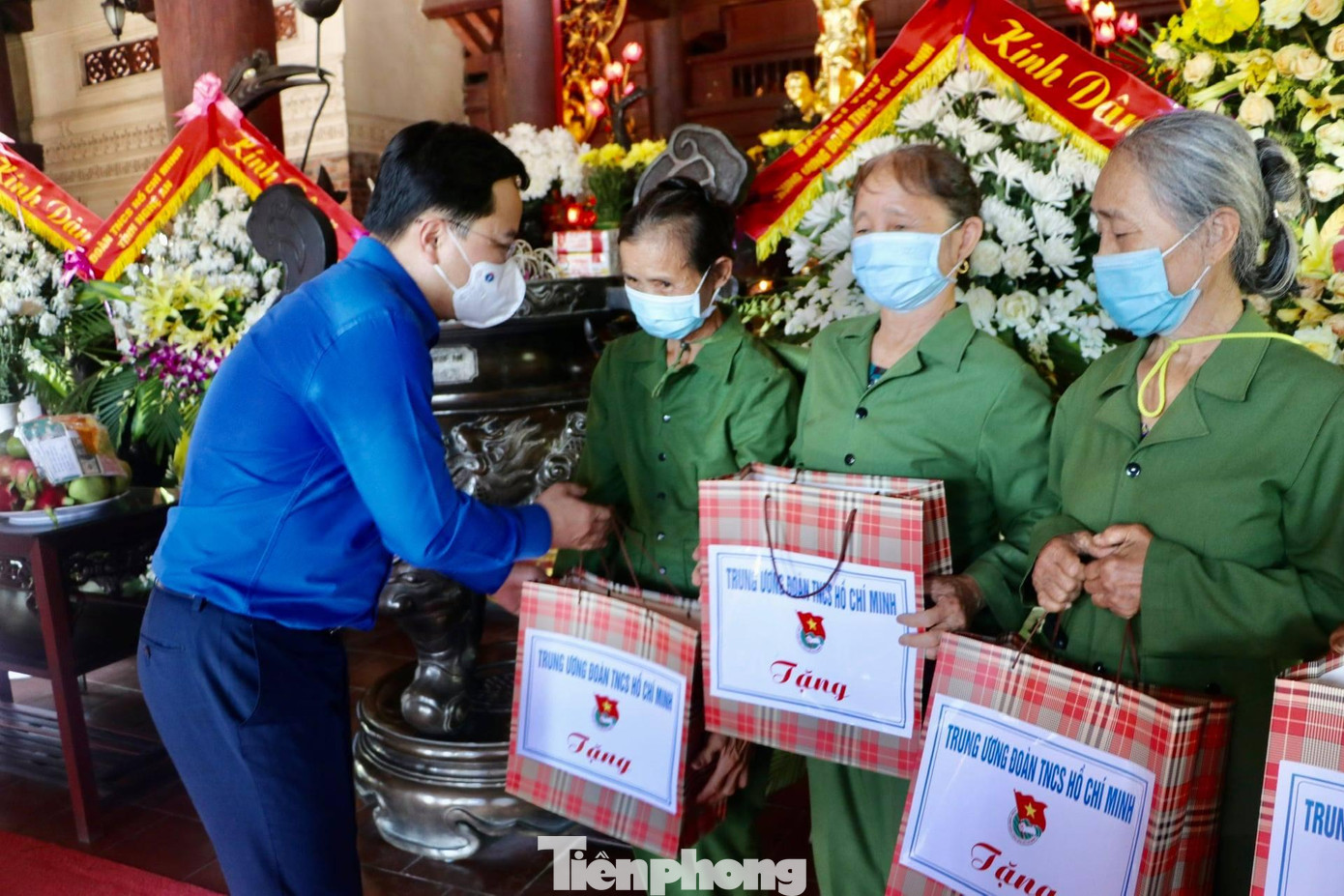 Thay mặt Ban Bí thư Trung ương Đoàn, anh Nguyễn Anh Tuấn - Bí thư thứ nhất Ban Chấp hành Trung ương Đoàn TNCS Hồ Chí Minh trao 7 suất quà cho các cựu TNXP trên địa bàn huyện Đô Lương, mỗi suất trị giá 1 triệu đồng.