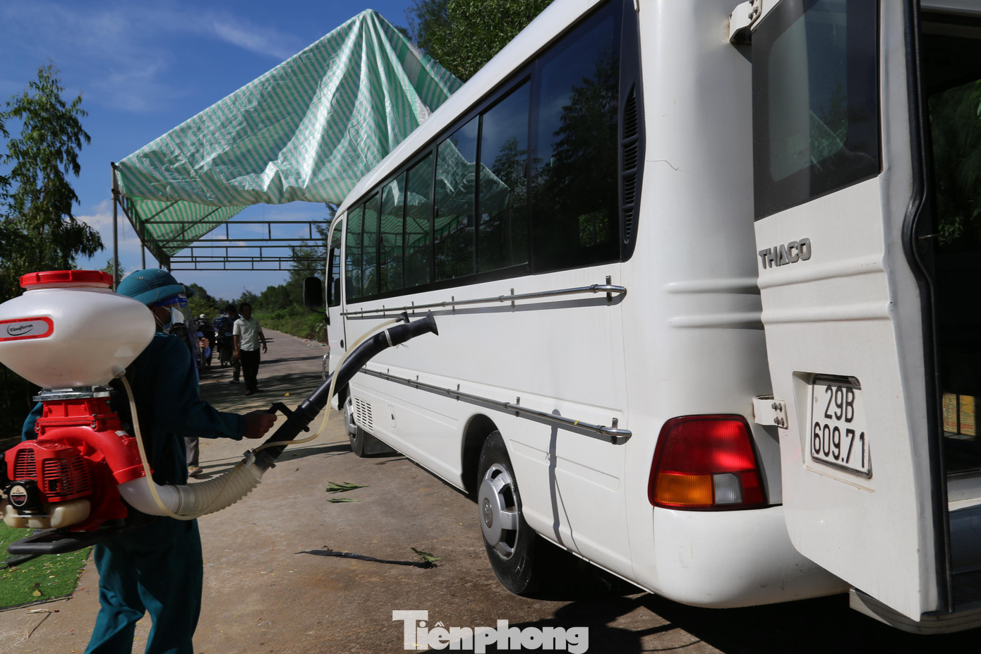 Xe chở người thân của nhà văn Sơn Tùng về từ Hà Nội được phun khử khuẩn