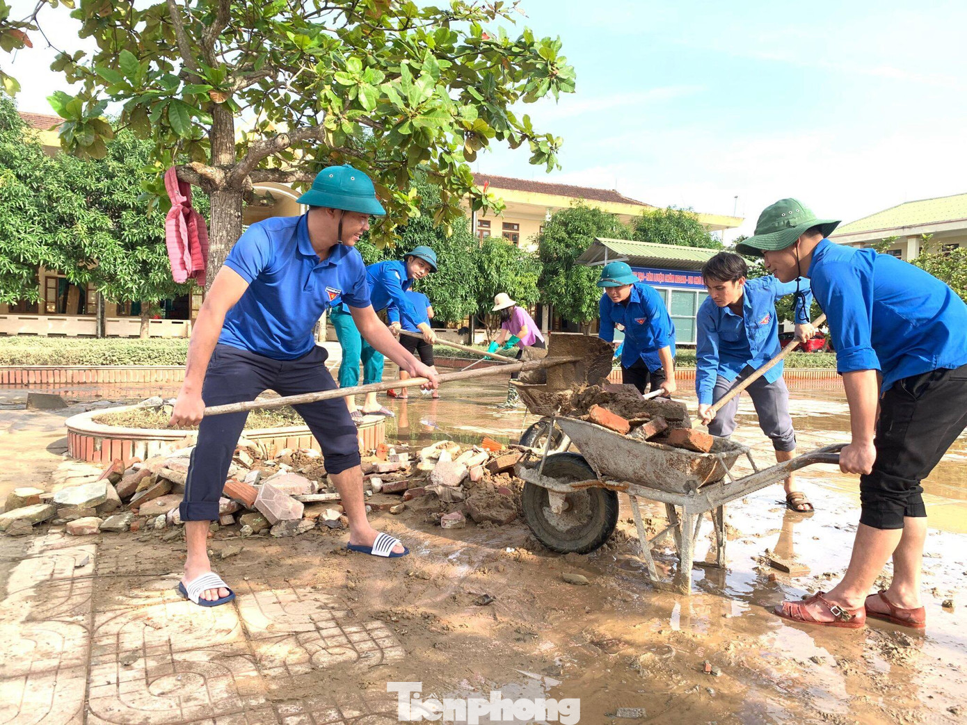 Cụ thể đặt ra 3 nhiệm vụ trọng tâm: Đổi mới nội dung, phương thức giáo dục lý tưởng cách mạng, đạo đức, lối sống để khơi dậy ý chí, khát vọng cống hiến của thanh thiếu nhi Hà Tĩnh; Xây dựng đội ngũ cán bộ Đoàn đáp ứng yêu cầu nhiệm vụ, chuẩn hóa các khâu của công tác cán bộ Đoàn, nâng cao chất lượng sinh hoạt Đoàn và hoạt động tổ chức cơ sở Đoàn; Cổ vũ thanh niên tham gia sâu vào quá trình chuyển đổi số trên mọi lĩnh vực, hỗ trợ thanh niên lập nghiệp, khởi nghiệp, hướng nghiệp và giải quyết việc làm, tình nguyện chung sức xây dựng tỉnh đạt chuẩn nông thôn mới vào năm 2025.